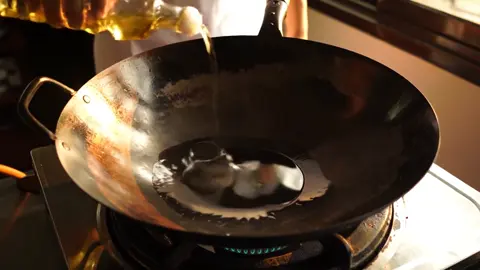 #PouringOil #OilInPan #WokSounds #ThaiCooking #KitchenASMR