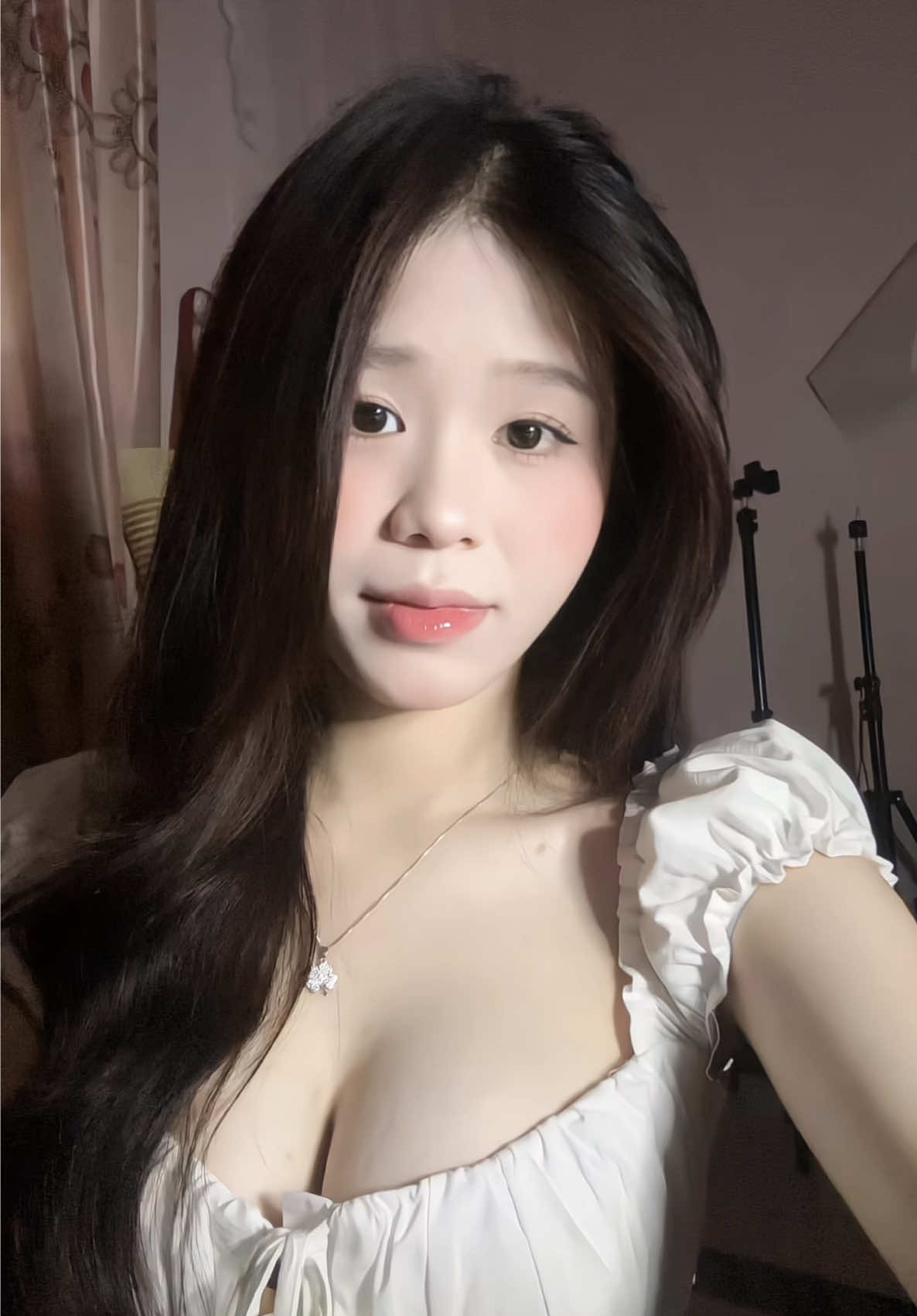 Áo có sẵn mút ngực rồi nhưng ai thích hack v1 hơn thì dùng thêm dán ngực như tui nhé #aotrevai #outfit #fyp #viral #xuhuong 