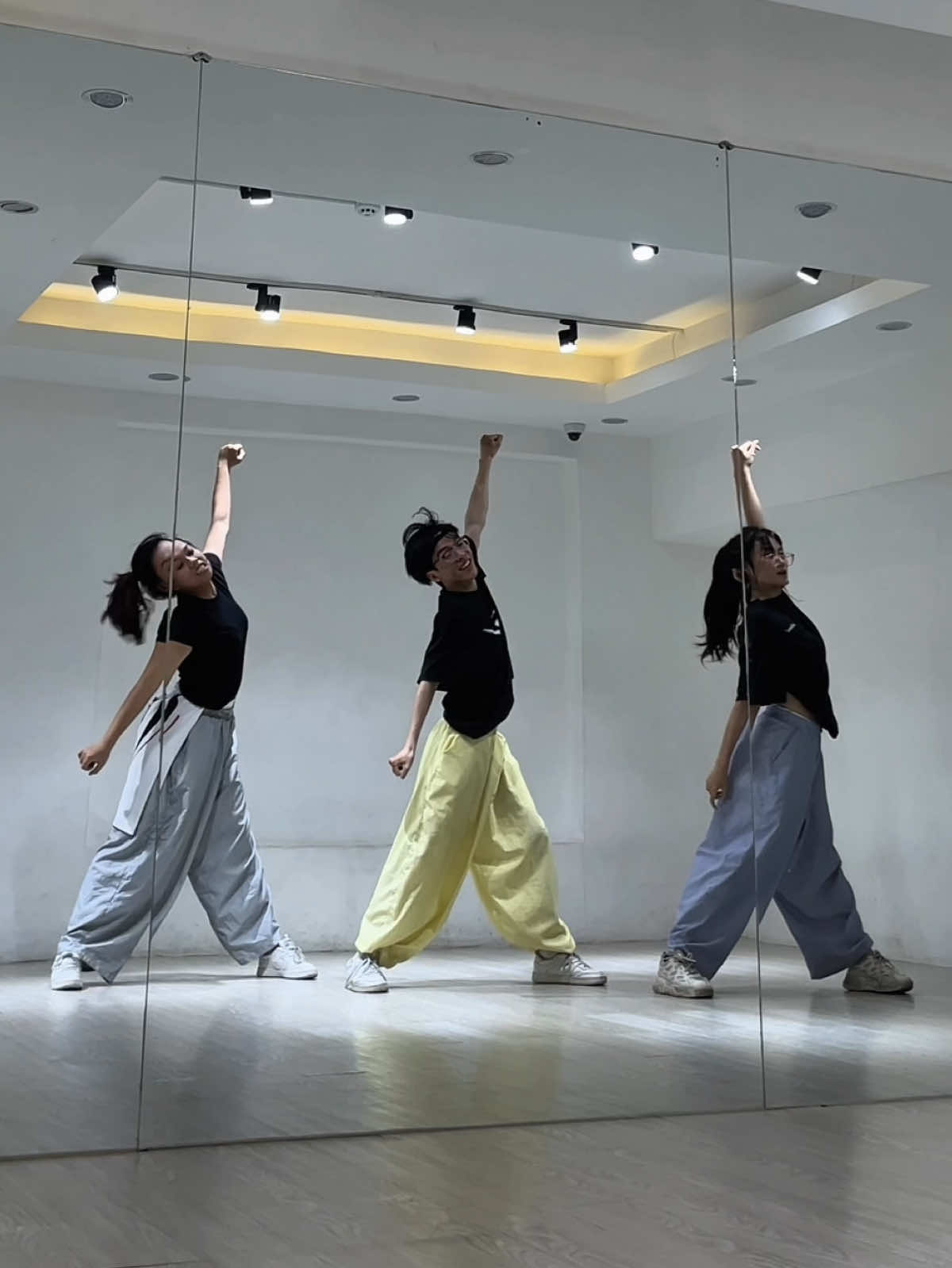 LV bag, big swag on meee 🌪️ dc: chị đẹp @LU🧏🏼‍♀️ #Lu #Fedcrew #lvbag #jhope #dontoliver #pharrellwilliams #dance