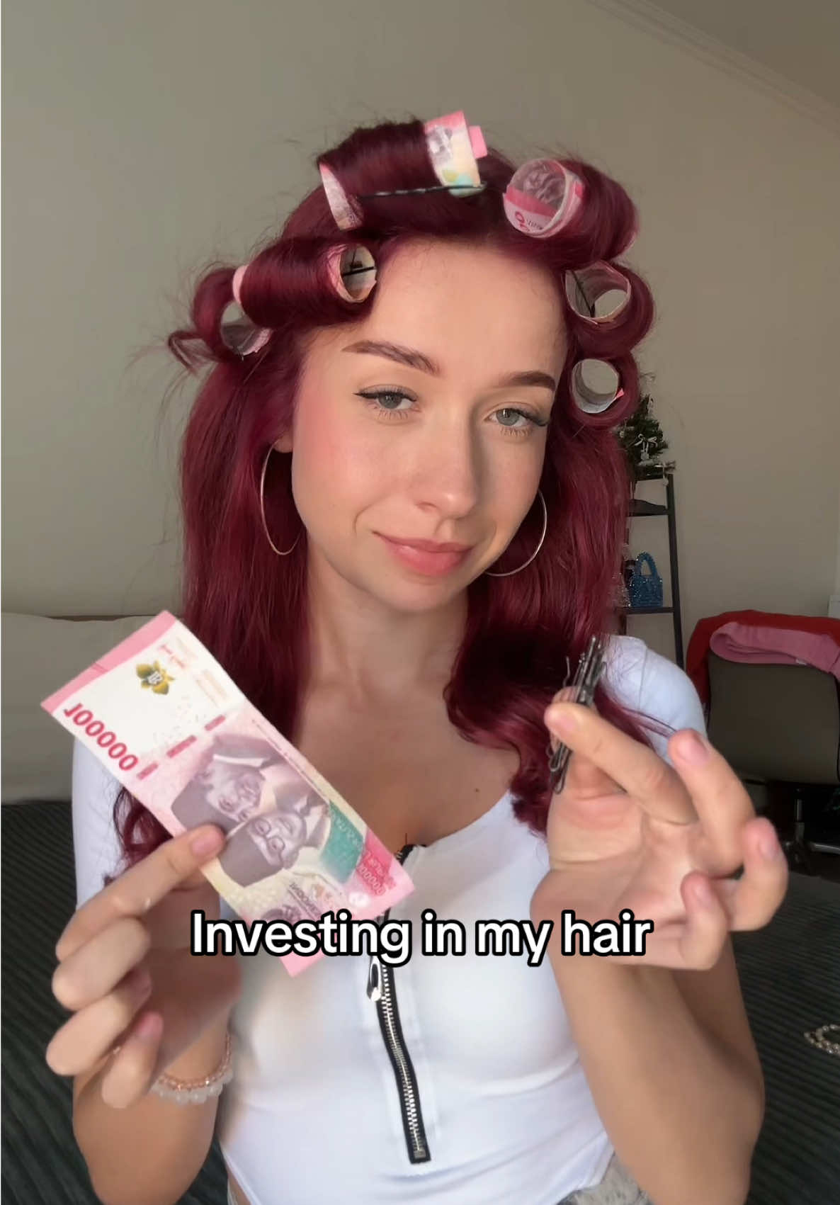 No curlers? No problem. Just use money 💸💕