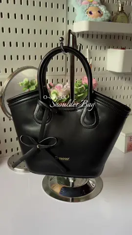 She's a stunner! This O-owinkK bag is perfect for all your everyday vibes. 🖤 Grab this women's fashion bag before it sells out. #everydaybag #shoulderbag #blackbag #fyp #viral #trending 