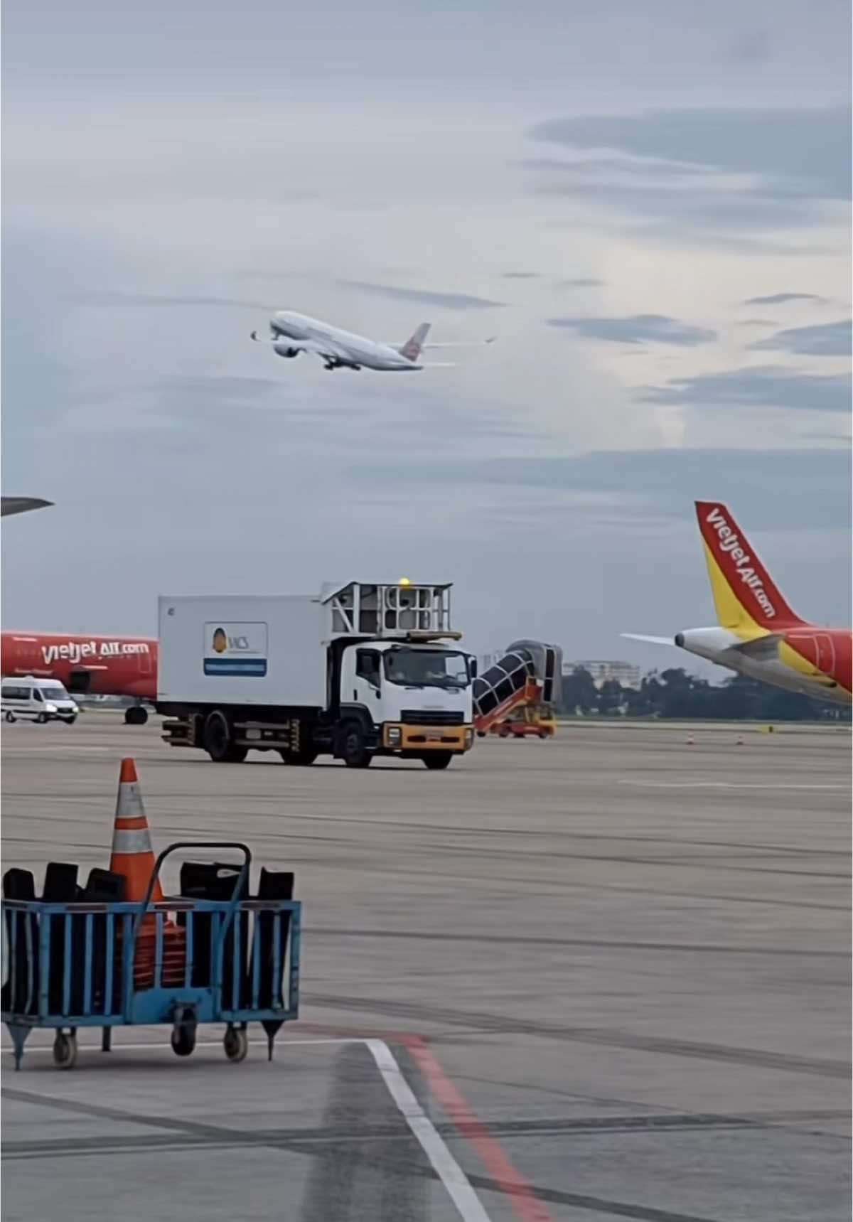 Đi ngắm máy bay nghe nhạc buồn dê anh em ơi #yêumaybay✈️ #ngammaybay #nhạcbuon8x9x❤️ #xuhuongtiktok 