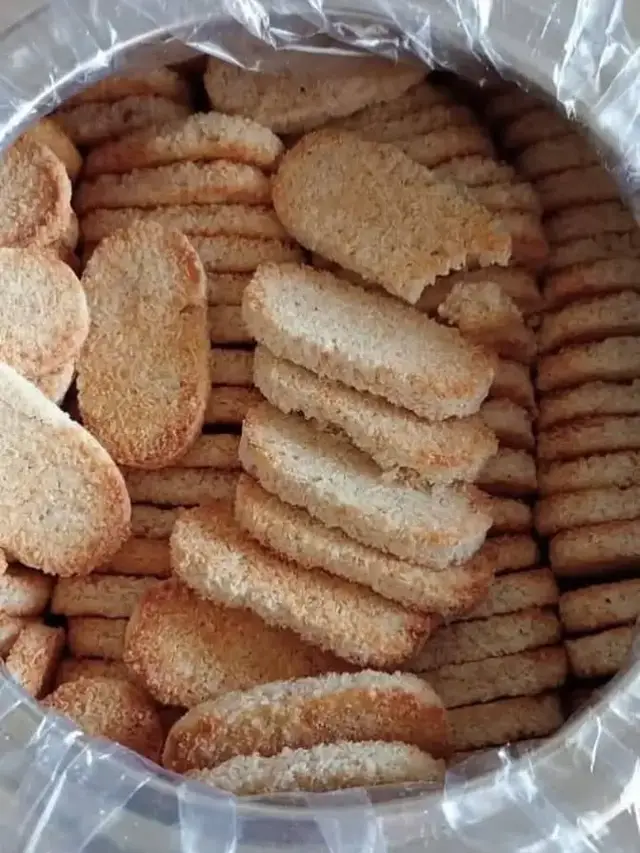 RESEP KUE SAGON KELAPA 🥥😋 Bahan : 150gr tepung ketan 100gr gula pasir 500gr kelapa parut 50gr margarin  60ml air 1/2 sdt vanili bubuk 1/2 sdt garam  Cara membuatnya : 🤏Sangrai tepung ketan selama 10 menit menggunakan api sedang ,angkat dan sisikan 🤏kelapa parut juga di sangrai hingga kering  🤏campurkan tepung ketan ,kelapa parut ,gula pasir ,garam ,vanili ,margarin dan air ,aduk hingga rata  🤏siapkan cetakan kue sagon dgn bentuk sesuai selera masukan adonan kedalam cetakan 🤏panggang kue sagon dlm oven panas dgn suhu 160°c selama 15 mnt smpe 20 mnt hingga kue sagon matang. Selamat mencoba ☺️#