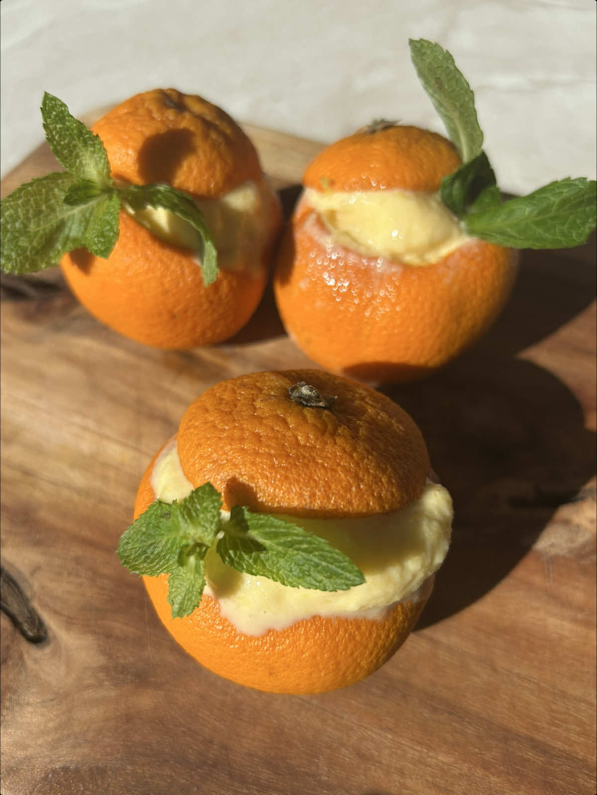 🍊Orange givrée 3 ingrédients 🍊 - orange - 1cs à soupe de yaourt grec - 1cs de miel Tu mets tes oranges au congélateur quelques heures et ensuite tu mixes le tout jusqu’à obtenir une texture onctueuse. T’as plus qu’à dresser et déguster 🥰 #food #recettefacile #cuisine #EasyRecipes #recettegourmande #healthyfood #dessert #frozenyogurt #icecream #oranges #proteinicecream 