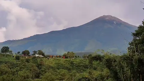 ada yg tau gak, tempat makan di sana itu namanya apa? kayaknya indah banget bisa menikmati makanan sambil liat gunung sejelas itu😍 #cangar #mojokerto #pemandanganalam #gunungindonesia #keindahanalam 