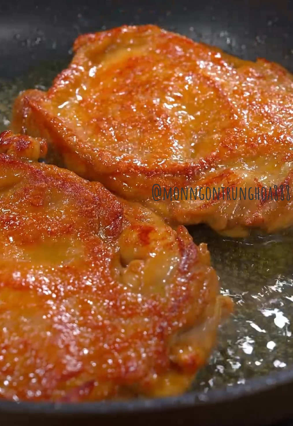 Chỉ cần chiên đùi gà trong chảo là có ngay món ăn mới lạ mà cả nhà đều mê, lớp ngoài giòn rụm, bên trong mềm ngọt, thơm phức, còn ngon hơn cả gà nướng. #ngon  #amthuctrungquoc #ẩmthựctrungquốc #ẩm_thực_trung_quốc #ẩmthựctrunghoa #móntrungquốc #ẩmthựctạinhà #mónngontrungquốc #mónngonmỗingày #mónngonmổingày #monngontrungquoc #monngontrunghoa #amthuc #monngon #anthuctiktok #monngontiktok #monngonvietnam #amthucvietnam #amthuctuxuyen #doan #đồăn #đồănngon #mónngon #mónngontạinhà #mónngontrungquoc #nhàhàng #giavị #họcnấuăn #họcnấuăntheotiktok #họcnấuănngonmõingày #họcnấuănthôi #nấuăn #đầubếp #ăn #ngon #súp #nhàhàng #ăn #uống#đầubếp #nấuănởnhà #thuốcbổ #bổ #sắcđẹp #khỏemạnh #khỏe #nấm #súpnấm #ănkiêng #đồănngon #ngườibán #vitamin #làmtrắng #muasắm #mua #bữatối #bữatrưavuivẻ #nấuăn #họcnấuăntheotiktok #họcnấuăn #chợ #nộitrợ #dinhdưỡng #nghiệnmuasắm #sànhăn #ẩmthực #thíchănuống #thíchăn #ngườihoa #thựcphẩm #giavị #thựcphẩm #sứckhỏe #khỏe #tốt #đẹp #nhàăn #anvat #anvattrungquoc #họcnấuăn #họcnấuăntheotiktok #họcnấuănngonmõingày #họcnấuănthôi #nấuăn #đầubếp #ăn#súp #nhàhàng#uống#đầubếp #nấuănởnhà #thuốcbổ #bổ #sắcđẹp #khỏemạnh #khỏe #ănkiêng #đồănngon #ngườibán #làmtrắng #muasắm #mua #bữatối #bữatrưavuivẻ #nấuăn#nộitrợ#muataitiktok #muataitiktokshop #muasamcungtiktok #muasamtaitiktokshop #muasamonilne #nghiệnmuasắms #muasắmcùngtiktokshop #muối #tiêu#mónngonmỗingày #nauancungtiktok #LearnOnTikTok#monngon#nauan#mónngon#tapnaumonngon #monngon #amthuc #anngon #