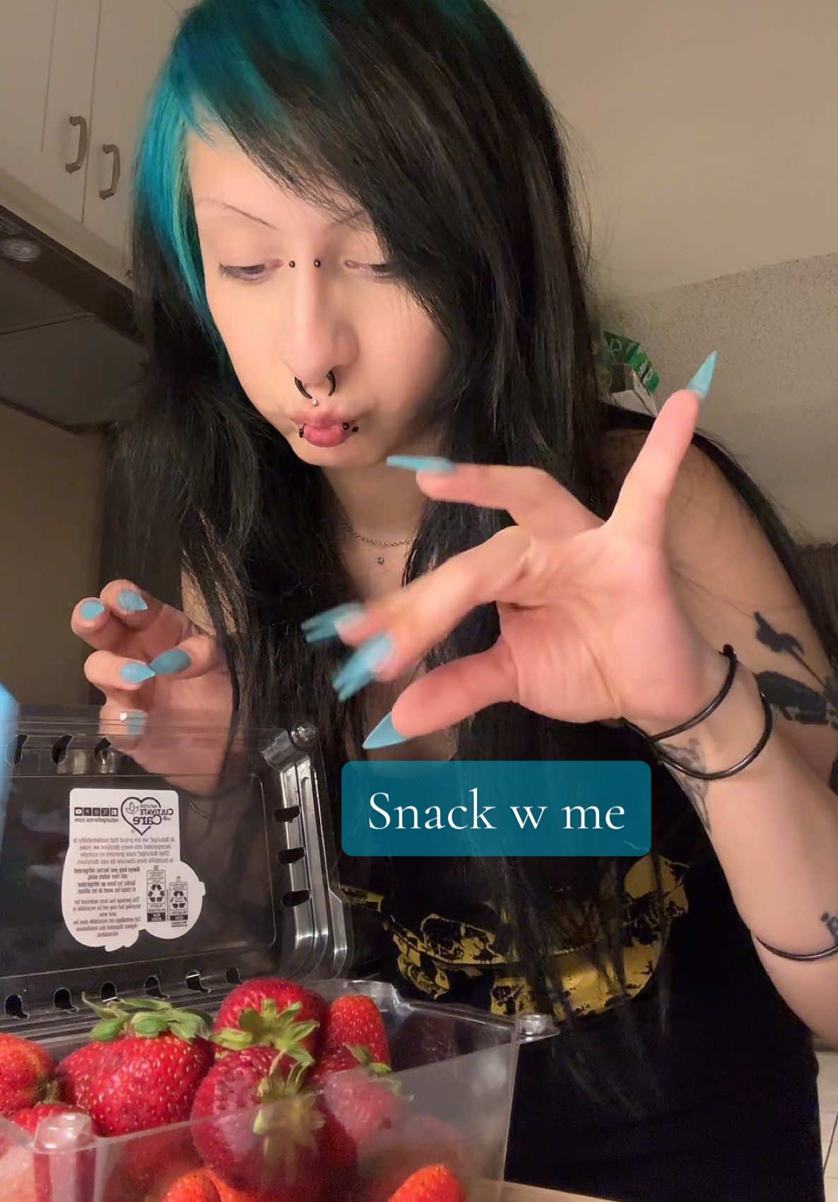 1 am cereal bowl 🥣 #snackwithme #cereal #eatwithme #foodvlog #anhedania #meow 
