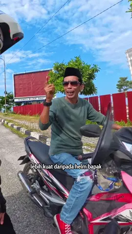 Pecinya Lebih kuat Dari pada helm 😂 #fyp #fypage 