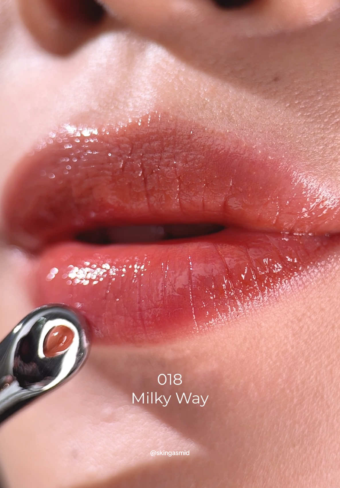 Lip glaze moment 🎀 