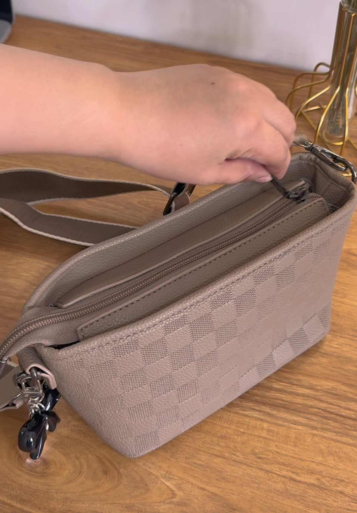 Overall quality is really good, more than a year na sa’kin and wala akong nakikitang bakbak.. #fyp #handbag #slingbag #shoulderbag 