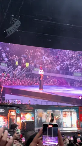 With you @chrisbrownofficial #london #tottenhamhotspur #breezybowlxx 