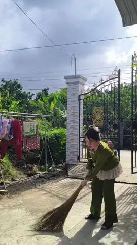 Sao mà nhìn dữ vậy#nguyet_n_nguyen1991 #chuyenvuigiadinhtui #dailyvlog #giaitritiktok #xuhuong #CapCut 