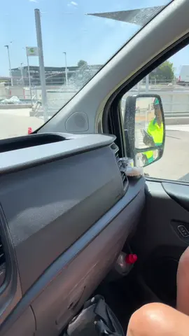 Punto limpio para moradores descartarem móveis, concreto, mato, árvores, papelão, metais e afins #españa🇪🇸 #españa #brasileirospelomundo #imigrantesbrasileiros #jardinagem #brasil #work 