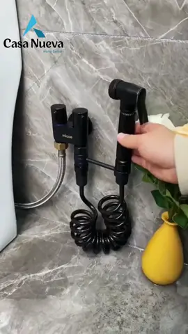 valvula doble pesada con grifo tipo bidet para inodoro, facilita la limpieza del baño y la higiene íntima con esta ducha de manguera extensible, pidela al 979 613 363 envíos a todo el Perú 🇵🇪 #grifo #valvula #bidet #baño 