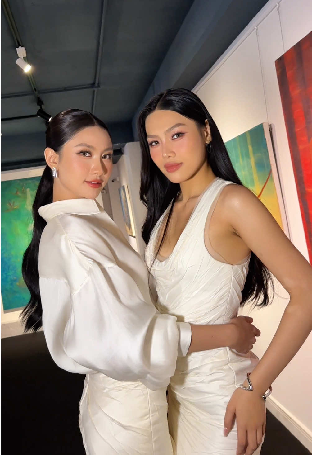 Tân Hoa Hậu Hoàn Vũ Việt Nam - Miss Cosmo Vietnam 2025 Nguyễn Hoàng Phương Linh @hoangphuonglinh.mcovn và Tân Á Hậu Hoàn Vũ Việt Nam - Runner Up Miss Cosmo Vietnam 2025 @Đỗ Cẩm Ly tiếp tục ghi dấu ấn với layout cuốn hút và tràn đầy khí chất trong chuỗi Media Tour của mình #NguyenHoangPhuongLinh #DoCamLy #HoaHauHoanVuVietnam #HoaHauHoanVuVietnam2025 #MissCosmoVietnam #ShootForTheMoon #SanTrang #MissCosmo #ImpactfulBeauty