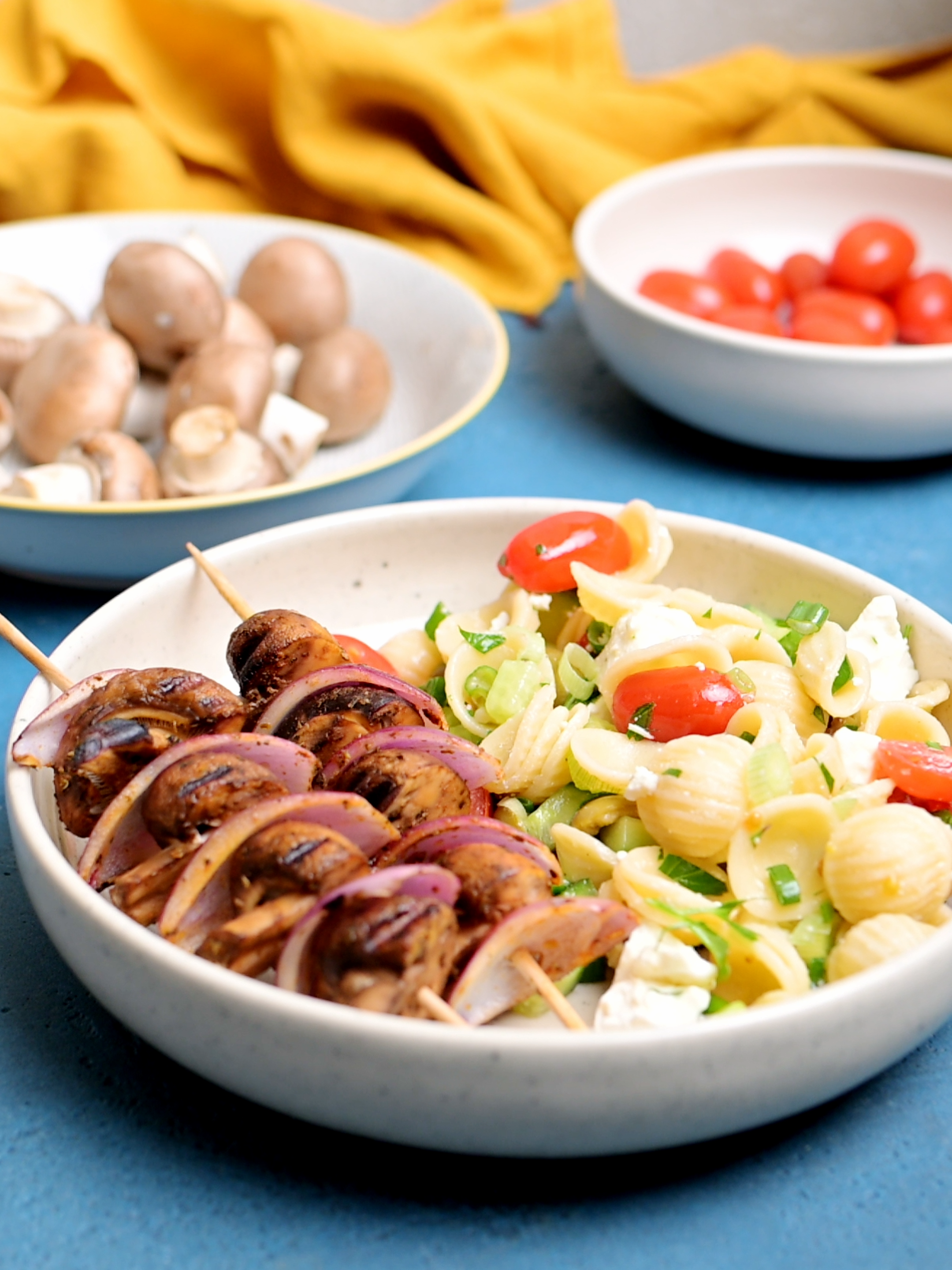 Anzeige | Champignons für Champions! 💪🏻 🍄‍🟫 Für dieses Rezept werden die kleinen, milden Pilze raffiniert mit Senf und Gewürzen mariniert und mit Zwiebeln aufgespießt richtig schön kross gebraten. Dazu gibt es einen bunten Pastasalat mit viel knackig-frischem Gemüse – unschlagbar gut! 🙌 Passt perfekt zum Brunch oder zum nächsten Grill-Abend. 🔥 🍏 Health-Score: 86/100 ✔️501 kcal 🛒 Einkaufsliste für 4 Portionen: 300 g kleine braune Champignons (oder gemischte Pilze) 2 rote Zwiebeln 6 EL Olivenöl 2 TL Senf 1 TL edelsüßes Paprikapulver 1 TL getrockneter Oregano Salz, Pfeffer 200 g Pasta nach Wahl 200 g Kirschtomaten ½ Salatgurke 2 Frühlingszwiebeln 100 g grüne Oliven (ohne Stein) 1 Handvoll Petersilie 150 g Feta (45 % Fett i. Tr.) 2 EL heller Balsamessig  1 TL Honig 👉 Die Zubereitung siehst du im Video oder kannst sie auf eatsmarter.de nachlesen, suche dort einfach nach „Gebratene Pilz-Zwiebel-Spieße“ 🔍