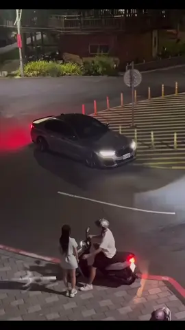 那一年 妳告訴我 他開寶馬 能給妳幸福 能遮風避雨  我受夠和你擠地鐵擠公車了 於是我，奮發向上  現在我，有了寶馬，沒了妳。 #emo #販車人 