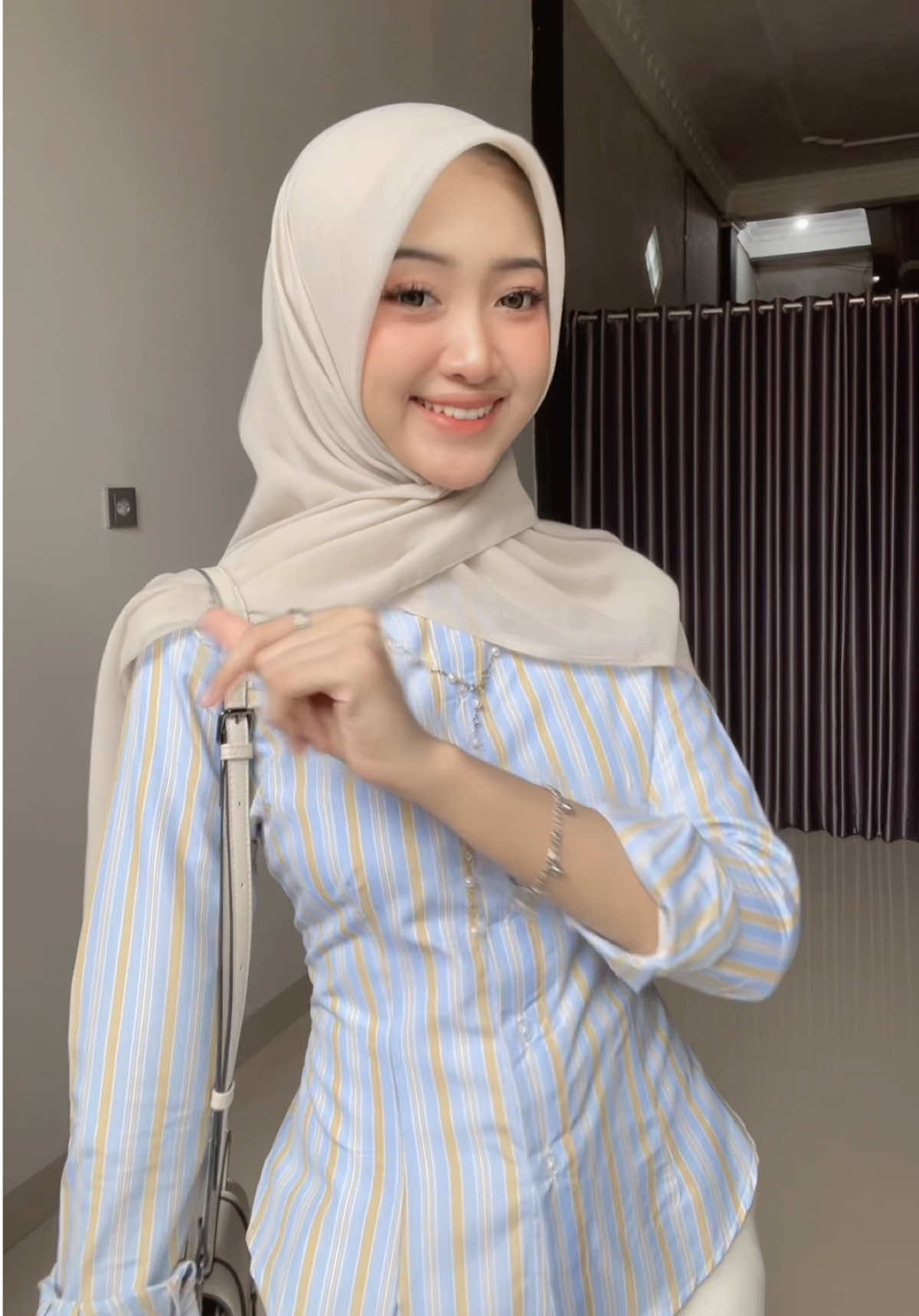 ciwi pecinta wispie ori sinii #OOTD #ootdhijab #fittedshirt #kemejawispie #fyp #foryou #4u #xyzbca 
