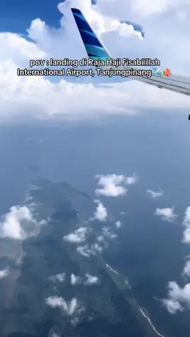 bandaranya kecil dan relatif sepi, tapi punya pemandangan indah dengan suasana asri🥹💗 #kknppmugm2025 #kknppmugm #kkn #ugm #tanjungpinang #kepulauanriau #fyp #fypdong 