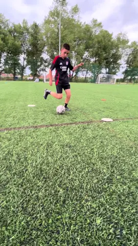 REPETITION 🙌🙌.                             #manchesterunited #u13 #PremierLeague #121 #coaching #training #skills #turns #drills #speed #footwork #footballtiktok #futebol #shayc 