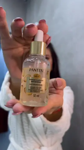 Você sabia que queda de cabelo pode estar ligada à saúde do couro cabeludo? Não adianta cuidar só dos fios: a raiz é onde tudo começa. 🧬 Por isso o Tônico Capilar Antiqueda da @Pantene Brasil  Biotinamida B3 faz tanta diferença. Com biotina e cafeína, ele atua direto no couro cabeludo pra: 🔬 Revitalizar a fibra capilar 🌿 Estimular crescimento saudável 🧲 Segurar os fios onde mais importa: na raiz ✔️ Tecnologia clinicamente testada ✔️ Resultados visíveis em 8 semanas Cuide da raiz. Fortaleça seus fios. Veja a diferença! 💛 #SaúdeCapilar #Pantene #CrescimentoSaudável #MenosQueda #ThelnsidersBrasil #InsidersPanteneTônicoCapilar @The Insiders Brasil 