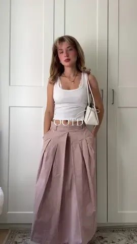 outfit of the day 🌸🎀🍓 found this one on vinted and the brand is Benetton. It literally fits like a baggy trouser and it’s soooo easy to style  #outfits #outfit #outfitoftheday #outfitinspo #summeroutfit #skirt #maxiskirt #simpleoutfit 