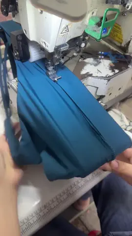 Today, I will show you how to sew an elastic waistband for a sports bra. #activewear #swimwear #sportswear #fitnesswear #oemclothing #athleisure #gymwear #ملابس_رياضية_يومية #sportswearmanufacturer #wholesaleclothing #أزياء_رياضية #fyp ##pedidos #costura #costurafacil #recubridoraindustrial 