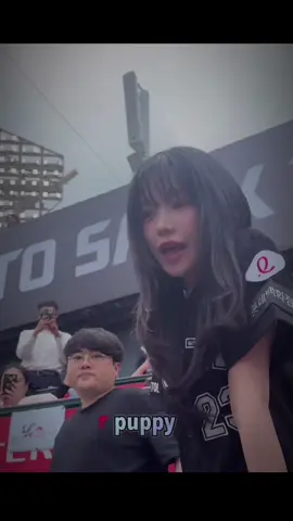 clip yuri tặng glassy mỗi người một con gà đang hot lại trên X =))) Cập nhật thêm:  @Baton_1022 nim mới chia sẽ lại câu chuyện hậu trường tặng gà rán lần đó của yuri, thì 2 ngày trước đó khi gặp lại fan sau vài tháng, yuri bảo ẻm muốn tặng gì đó cho fan nên đã lục lọi xem trong xe có gì không nhưng buồn vì không có gì để tặng hết, nên là đến hôm tham gia ném bóng khai mạc cho trận đấu bóng chày ẻm đã mua tặng gà rán cho glassy ăng 🥺 cưng s1 ơi là tr #joyuri#joyul