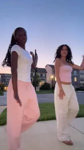 It’s summer timeee @bella <3 #matching #fyp #dance2025 #duo #trending #xyzbca #viral #zahide #friends #Summer 