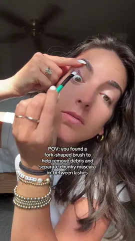 the best eye care tool to get in between lashes!! #lashes #eyelashes #eyecaretips #eyehealth #mascarahacks 