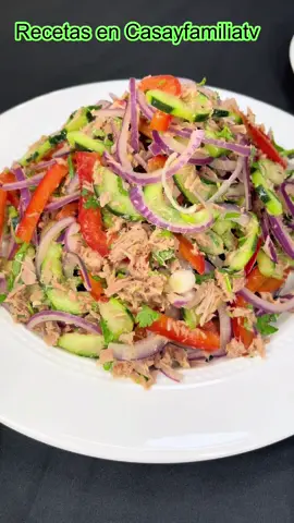 ENSALADA de ATÚN con VERDURAS 🥗 | 2 Recetas Fáciles, Saludables y Económicas ENSALADA de ATÚN con VERDURAS 🥗 — aprende cómo preparar 2 recetas fáciles y económicas que son ideales para una comida ligera o una cena rápida. Esta ensalada de atún con verduras es perfecta si buscas algo saludable, delicioso y sin complicaciones. Disfruta del sabor de una ensalada de atún con verduras al estilo casero, con ingredientes simples y llenos de nutrición. ¡Una opción refrescante y práctica para cualquier día! Video completo en mi canal de YouTube  👉 Recetas en Casayfamiliatv  📌 SUSCRÍBETE para más recetas fáciles y económicas 👉 http://www.youtube.com/@RecetasenCasayfamiliatv #EnsaladaDeAtún #RecetasFáciles #ComidasRápidas #CenaSaludable #RecetasEconómicas #RecetaConAtún #AtúnConVerduras #CasaYFamiliaTV