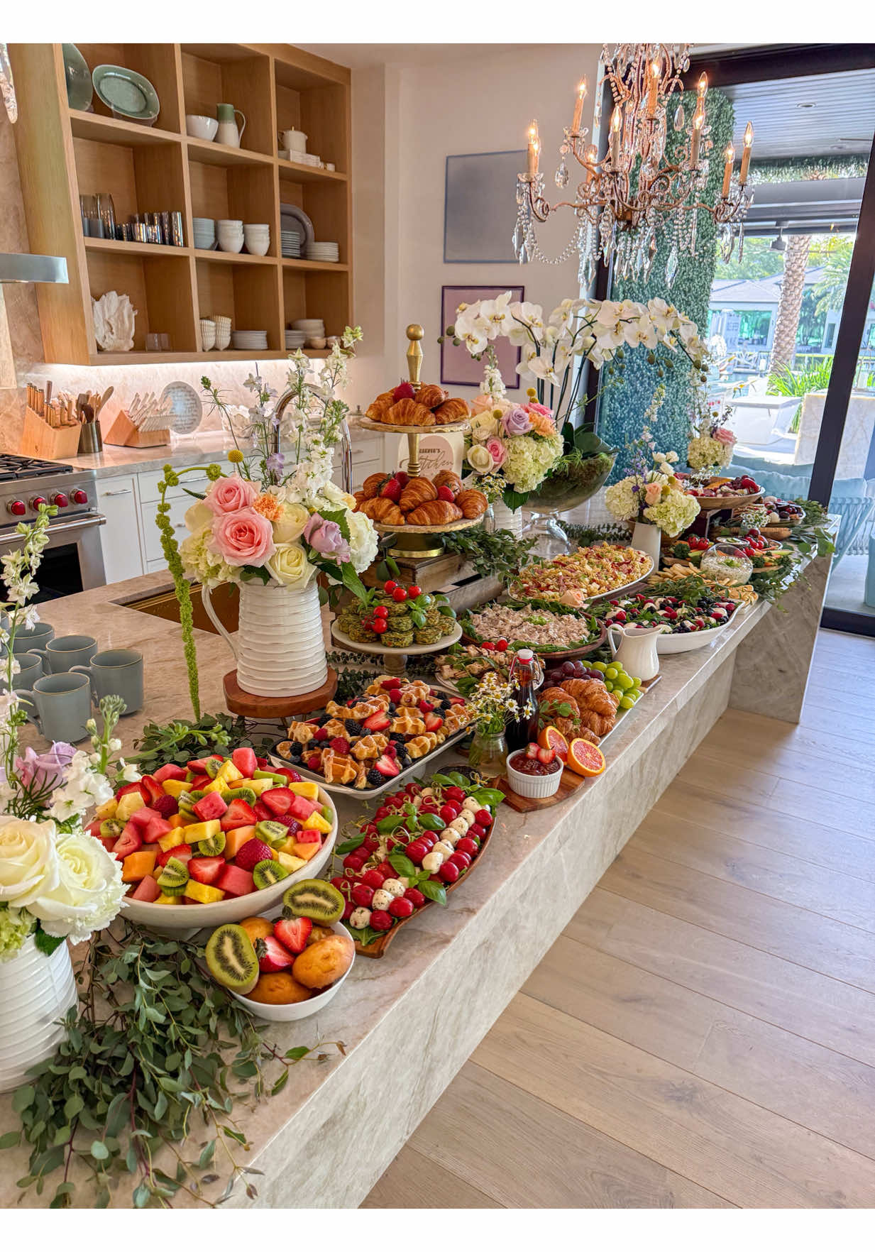 Don’t forget to stop and smell the flowers 🌸 (& the food 🙌🏻) #kamperskitchen #brunch #grazingtable #retreat #womensretreat 