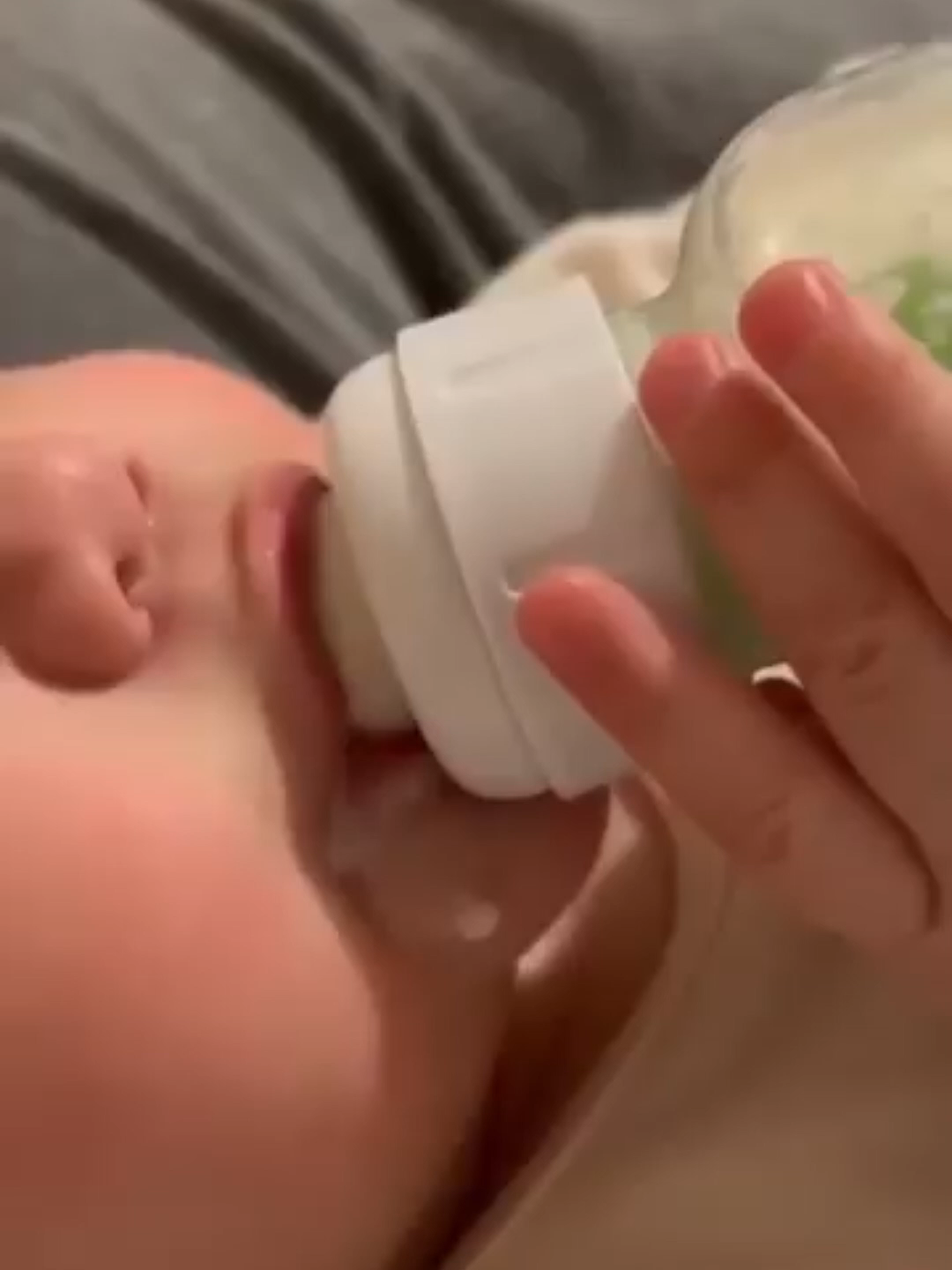 ⚠️ بزاف رضع يعانيو من الغازات، القيء، والمغص بسبب طريقة رضاعة خاطئة… أنا كنت نوض حتى 7 مرات فالليل، واليوم غير زوج مرات، الحمد لله على هذا البيبرون! لي ماعندهاش هذا الببرون العجيب، راهي تعاني بلا ما تحس! ✅ فيه أنبوب طويل يخلي البيبي يرضع بوحدو بلا ما تشديه ✅ حجم كبير (240مل)، وحجم صغير (150مل) ✅ مايسببش لا غازات لا ترجيع ✅ مصنوع من مواد آمنة وخالي من BPA ✅ ساهل فالتنظيف و100% آمن 👩‍🍼 بنتي ترتاح، وأنا نرقد بالهناء.. لا بكا، لا وجع، لا سهر! التوصيل حتى لباب دارك فـ 58 ولاية 📌 طلبيه دكا من الزر لي تحت الفيديو وتهناي من صداع الرضاعة!