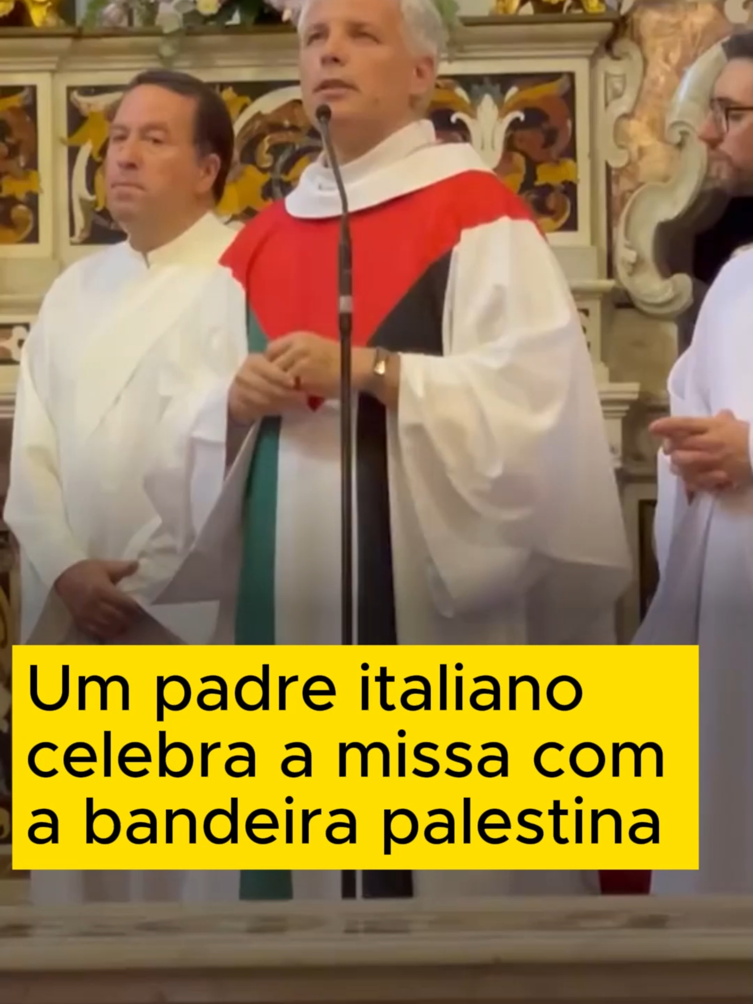 Padre italiano celebra missa com a bandeira palestina #missa #padre #Italia #Israel #Gaza #Palestina