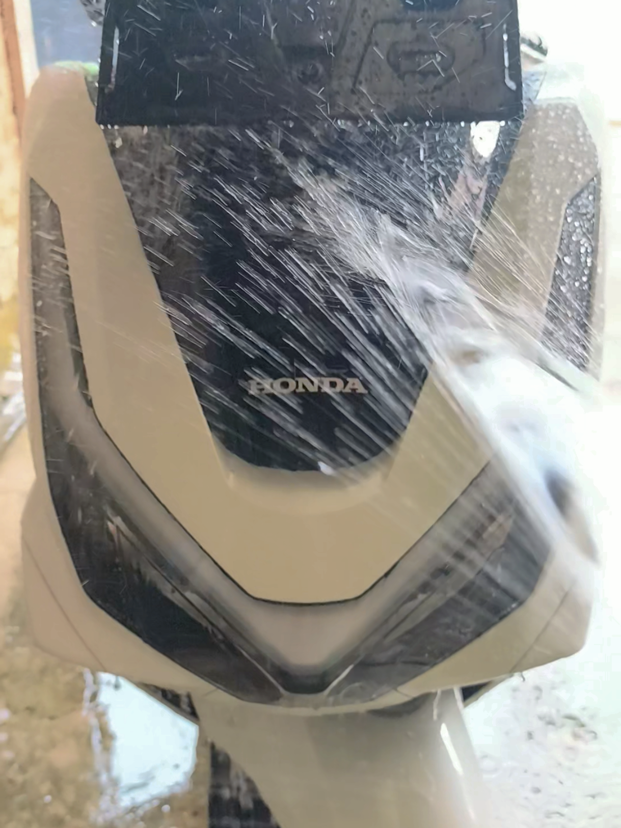 Debu adalah musuh buat si putih  Air adalah teman bagi si putih  #fyp #pcx160 #foryou #pcx160ล้อ17แต่งสวย #pcxputih #pcx2025 #pcx2025thailand🇹🇭 #pcxputih 