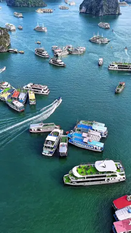 Vịnh Hạ Long là một trong những kỳ quan thiên nhiên nổi tiếng nhất của Việt Nam, được UNESCO công nhận là Di sản Thế giới. Nằm ở tỉnh Quảng Ninh, vịnh nổi bật với hàng nghìn hòn đảo đá vôi lớn nhỏ muôn hình muôn vẻ nhô lên giữa làn nước xanh biếc.#halong #vinhhalong #dulichhalong #duthuyenhalong #trending #viralvideo #xuhuong #cruise #duthuyen #baichay 