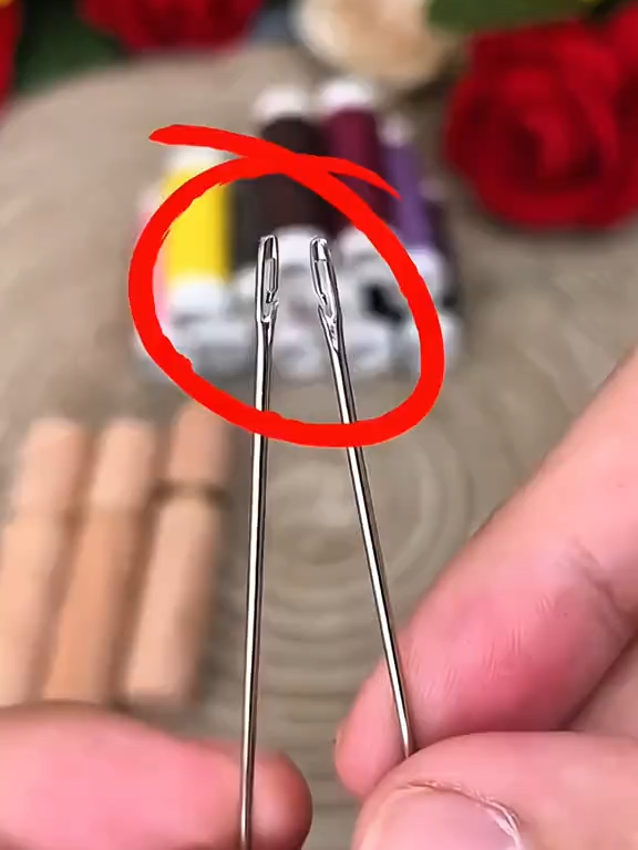 Phương pháp luồn chỉ từ bên cạnh hoặc trực tiếp, thích hợp cho người già hoặc người mù, kim khâu không dễ rơi, thích hợp để may quần áo, mền, v.v. Nó là sự lựa chọn hoàn hảo cho công việc may vá gia đình.