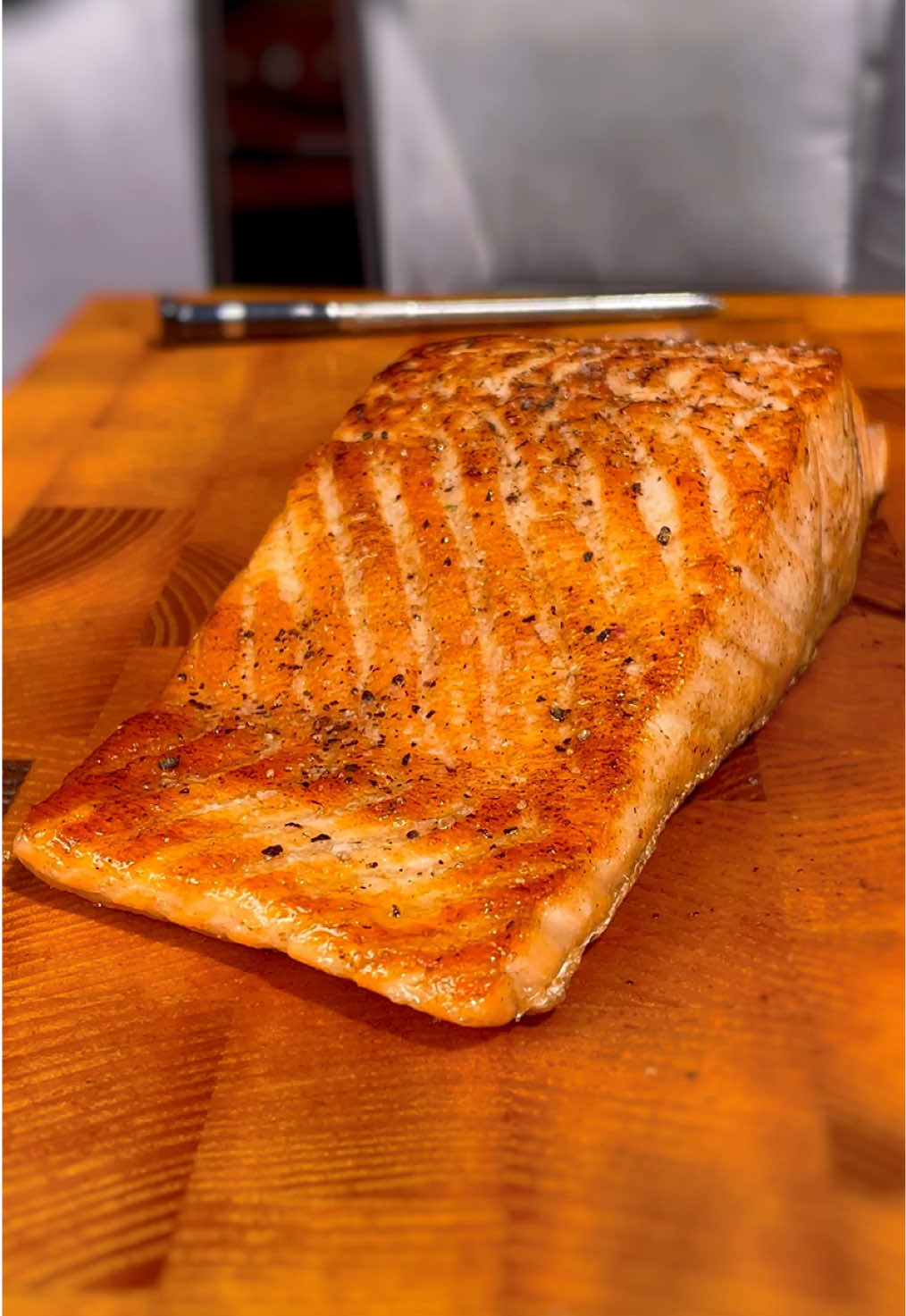 Crunchy🔥 & Juicy 💦 𝕎ᵉʳᵇᵘⁿᶢ ➡️ That's how I like my salmon! _____________________________ Ein schönes Stück Lachs - Zubereitet auf der @Blackstone Griddles mot etwas Hilfe vom genialen @typhur_culinary Thermometer! 🤙🏽🔥 ...Wer hätte BOCK ⁉️ _____________________________ #salmon #fish #grilledfish #juicy #griddlezeit 