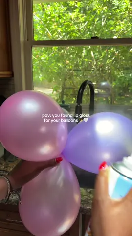it definitely adds that nice shiny gloss 😍😍😍 make full balloons shine ❤️ #balloon #balloons #balloondecor #shinyballoons #shinegloss #partytime #birthdaypartyideas #partydecor #ttslevelup 