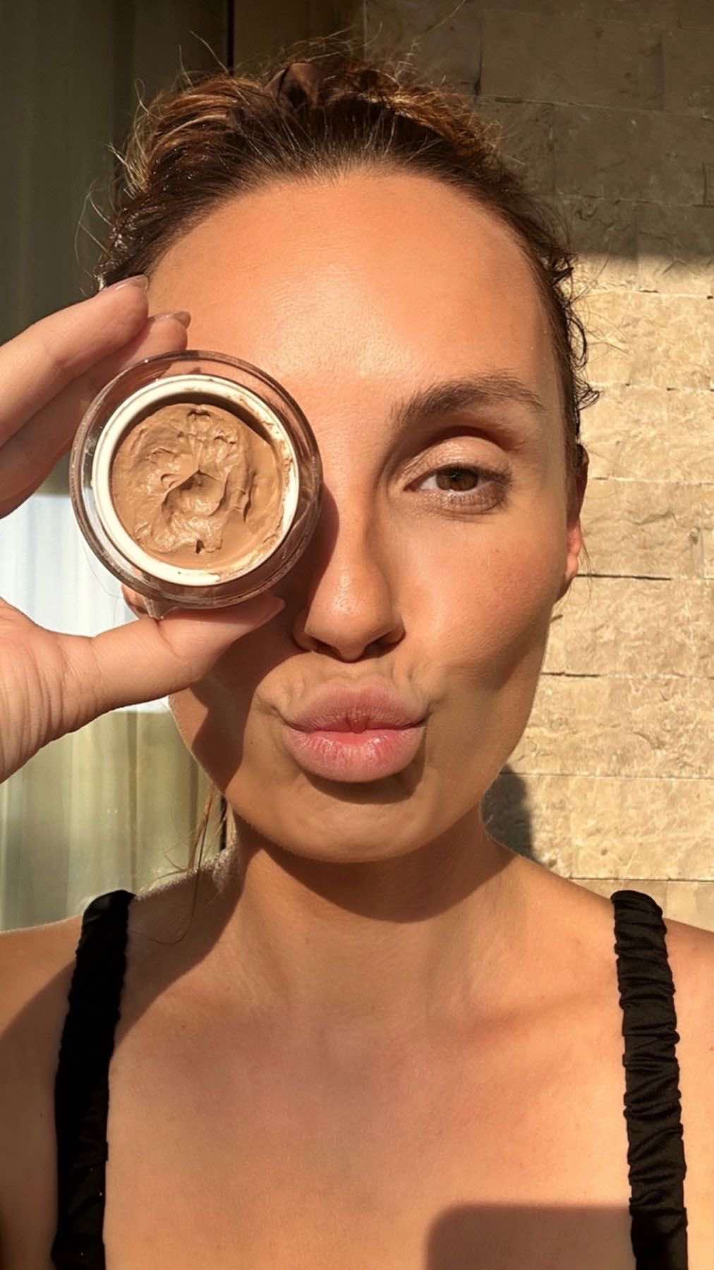 Kad se topiš kao sladoled u sauni, treba ti nešto da NE MRDA s lica, da se nanese BRZO i LAKO, a da pri tom izgledaš savršeno PRIRODNO! Može! 🤘 MAGIC TOUCH može sve to 🤗 3 u 1 MAGIJA - primer, puder i korektor u jednom proizvodu: ☑️ Savršena pigmentacija u samo JEDNOJ NIJANSI koja odgovara svakom tonu i tipu kože ☑️ Nanosi se prejednostavno iPREBRZO, zahvaljujući pudingastoj i baršunastoj teksturi koja se lako razmazuje i lice čini blistavim i svilenim ☑️ A podočnjaci, mrlje, crvenilo... nestaju – jer Magic Touch pokriva SVE, a lice i dalje ostaje svježe, prirodno i nimalo „teško“ 😎 Kad bi mi sad kobajagi naredili da snimim reklamu na 📺 (onu dosadnu što vas ometa dok gledate omiljenu seriju) i da sve moram smjestiti u 3 sekunde, rekla bih ovo:  