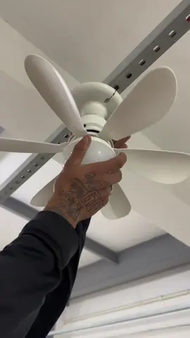 #Ventilador de Teto com Bocal de Lâmpada muito Fácil de ser instalado. Possui 60w de Potência no Ventilador e vários opções de Cor Branca e Amarela na parte da Lâmpada dele