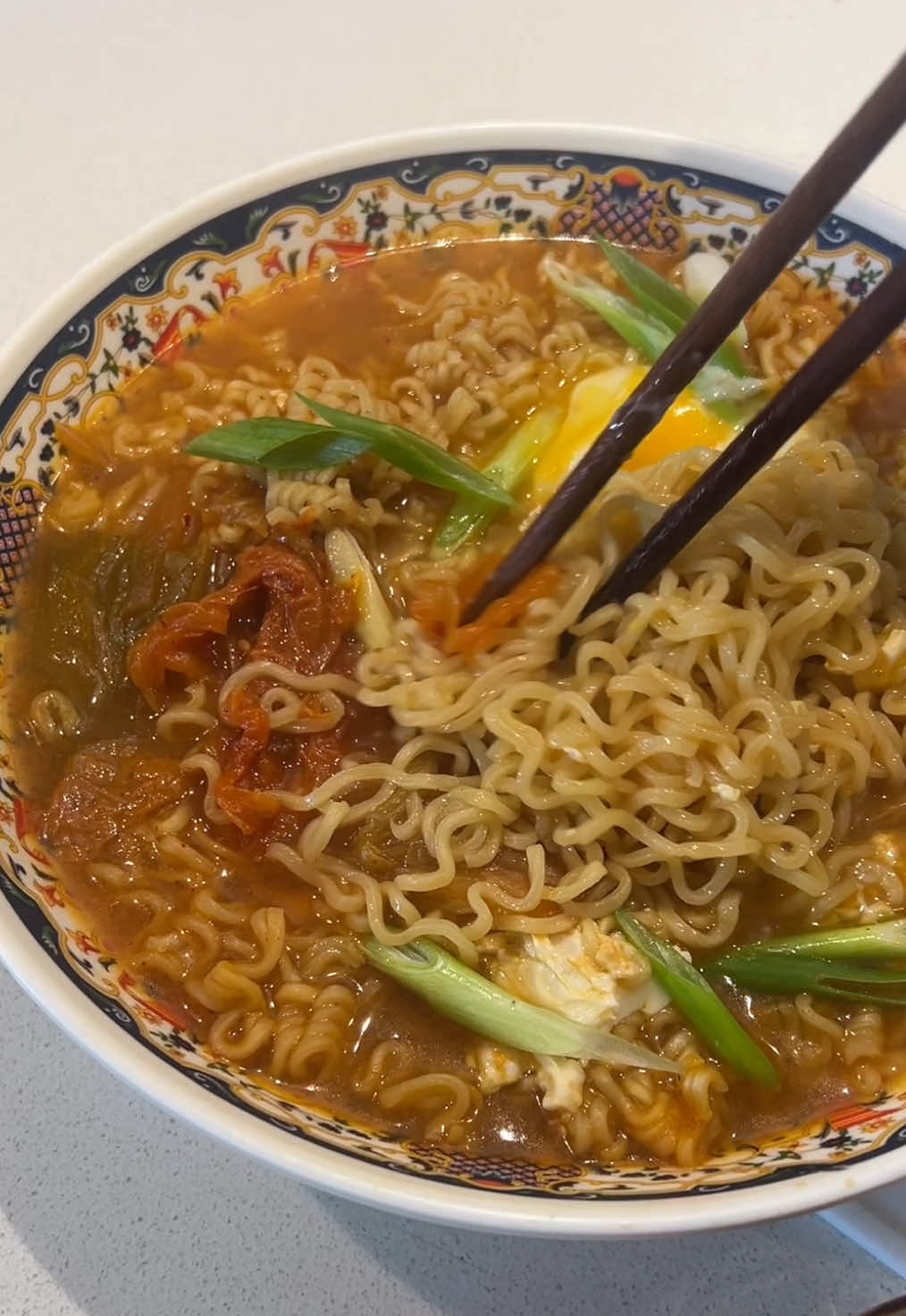 Porque el frío lo pide, aquí te dejamos otra opción para utilizar el kimchi en conserva en una receta súper fácil y económica de hacer!  #kimchi #kdrama #ramen #recetasfaciles #frio #picante 