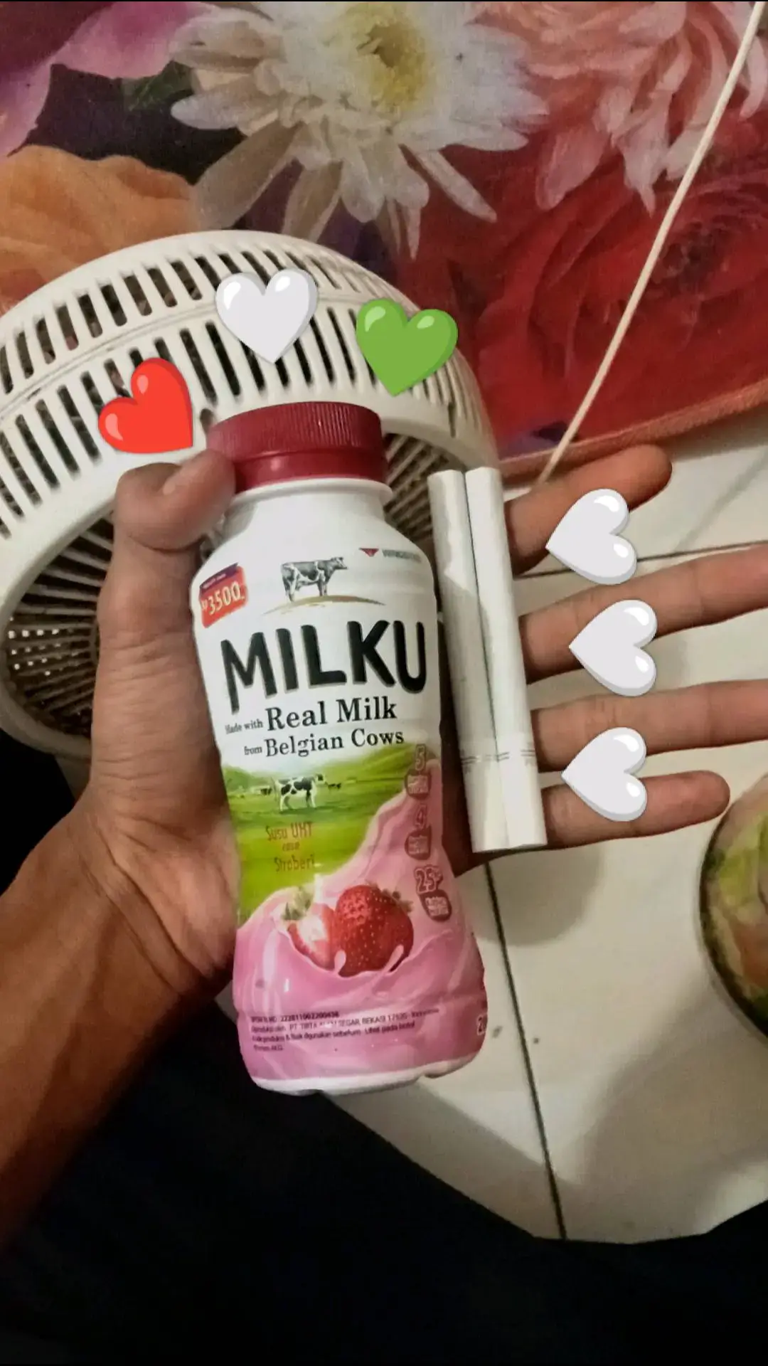 Bahan-bahan membuat martabak manis  Bahan 1 23 sdm / 230 gr tepung terigu 2 sdm / 20 gr tepung maizena/tapioka/tangmien 2sdm / 3t gr gula pasir  250 ml air 1 butir telur  1/2 sdt baking powder Bahan 2 50 ml air 1/2 sdt baking soda 1/4 sdt perisa vanila,pandan, dll Secukupnya gula pasir Topping Secukupnya margarin atau mentega  Secukup nya meses / keju Secukupnya susu kental manis #fyp #magnumfilter #martabak 