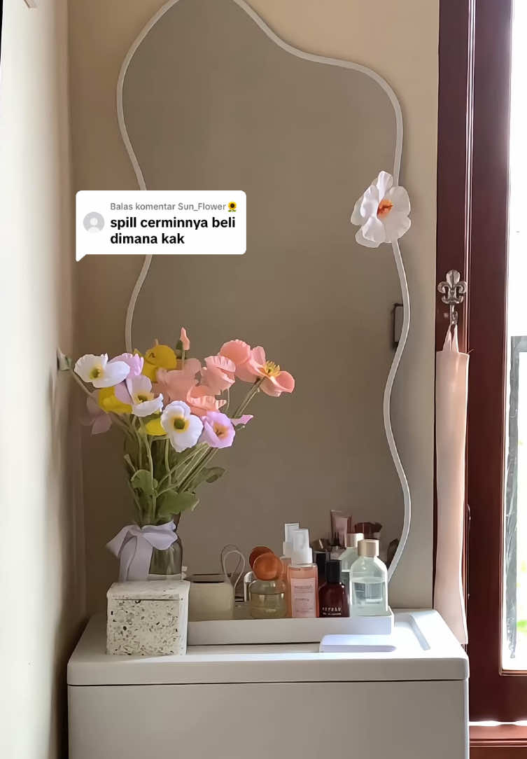 Membalas @Sun_Flower🌻  langsung aja kita spill kak 100rban ajaa gasss cantik bgt🥰☀️ #anakkost #roomdecor #RoomTour #roommakeover #anakkos #anakkostcheck #koskosan #infokosmurah #kaca #cermin #kacamurah #cerminaesthetic #kacaaesthetics 