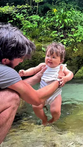 Ci sono cose che non avevo bisogno di insegnarle. Come stare bene tra gli alberi, giocare con l’acqua fredda del fiume, ridere senza un perché 🥹 Perché forse l’ha sempre saputo anche lei, che questo è casa 🏡💕 Che questo è il nostro posto felice 🌿 #padreefiglia #momentiinsieme #natura #infanzia #fiume #legamidoro #charleyeanna #estate #naturekids #familytime #dadlife #outdooradventures #slowliving #childhoodunplugged #bondingtime #wildandfreechildren #simplemoments #fatherdaughterlove