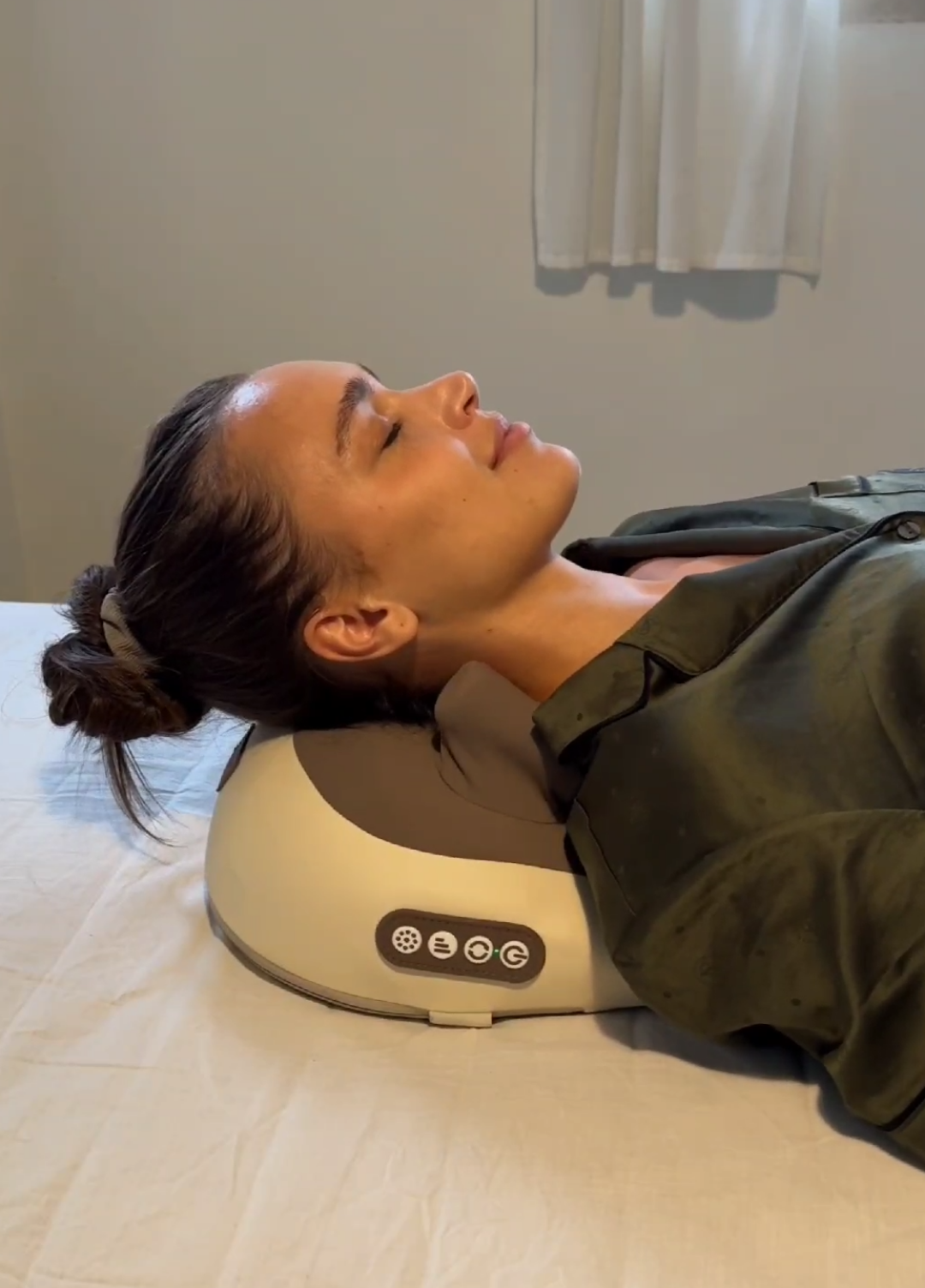 Your daily dose of relaxation starts here. 💆‍♂️ HIZoo’s neck massager fits perfectly into your routine, because self-care should be simple. #hizoo #wellness #SelfCare #neckrelief #trend #fy #fyp 