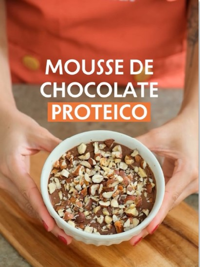 Bateu vontade de um doce saudável? 🍫🧡 Esse mousse proteico vai virar o seu novo vício! Você vai precisar de: ▪️ 1 barra (90g) chocolate meio amargo ▪️ 1 potinho (170g) iogurte natural ▪️ 1 scoop True Vegan Choco Avelã Derrete o chocolate no micro-ondas Mistura com o iogurte e o True Vegan Geladeira por 3h e pronto! 🤩 Fácil, rápido e delicioso! Bora fazer? #ReceitaFit #MousseProteico #TrueVegan #SobremesaSaudável #VivaSuaVerdade