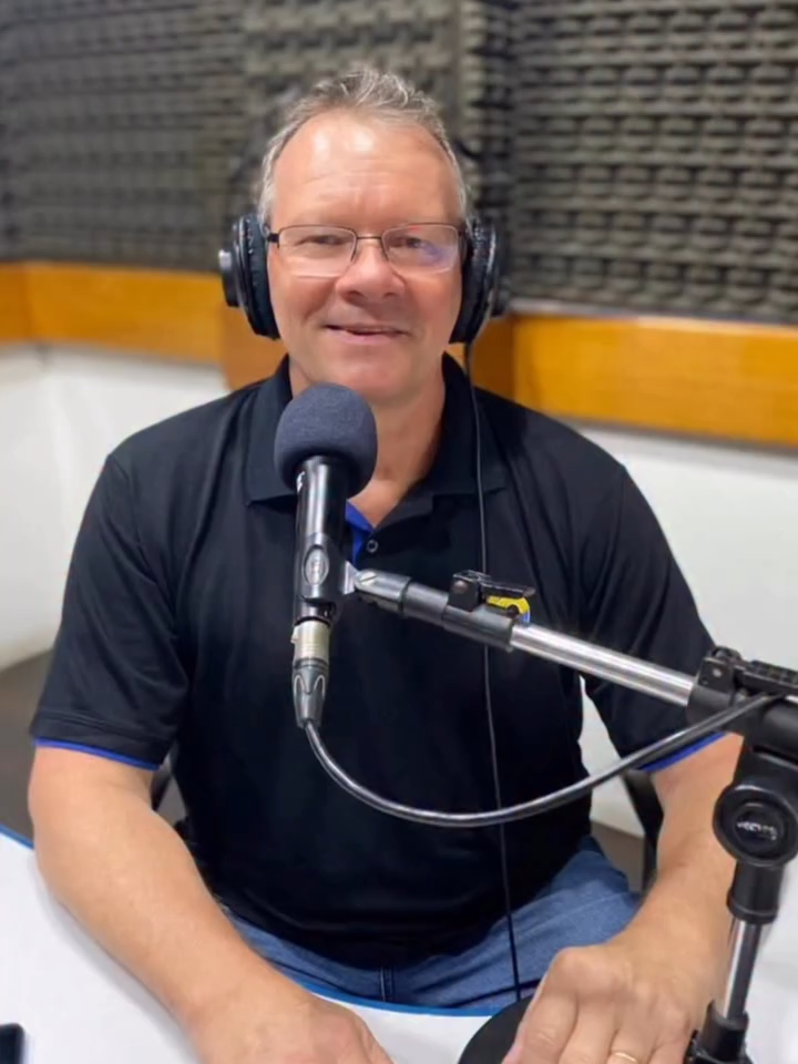 Morreu na manhã desta terça-feira, 24, o radialista João Paulo Heck, aos 65 anos. Dono de uma das vozes mais conhecidas do rádio em Venâncio Aires, Heck estava internado no Hospital Santa Rita, em Porto Alegre, onde lutava contra um câncer há dois anos. Ao longo da carreira, João Paulo Heck se destacou pelo trabalho nas rádios locais e pelo envolvimento com a cultura tradicionalista. Em 2013, foi patrono da Semana Farroupilha de Venâncio Aires. Em 2019, recebeu da Câmara de Vereadores o diploma de Honra ao Mérito, em reconhecimento à trajetória profissional e contribuição à comunidade. Mais recentemente, foi homenageado durante a 42ª Cavalgada do CTG Erva-Mate. Heck deixa a esposa, duas filhas e um neto. O velório ocorre a partir das 18h desta terça-feira, na Câmara de Vereadores de Venâncio Aires. Compartilhe e nos siga para receber mais conteúdo 🚀