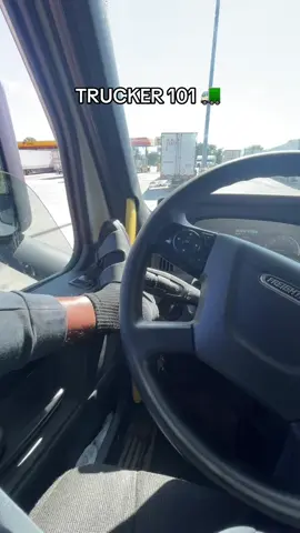 Before yall say anything about “help”😂he knew what he was doing after he pulled up twice. Jst talking $hit #trucker #truckdriver #fyp 