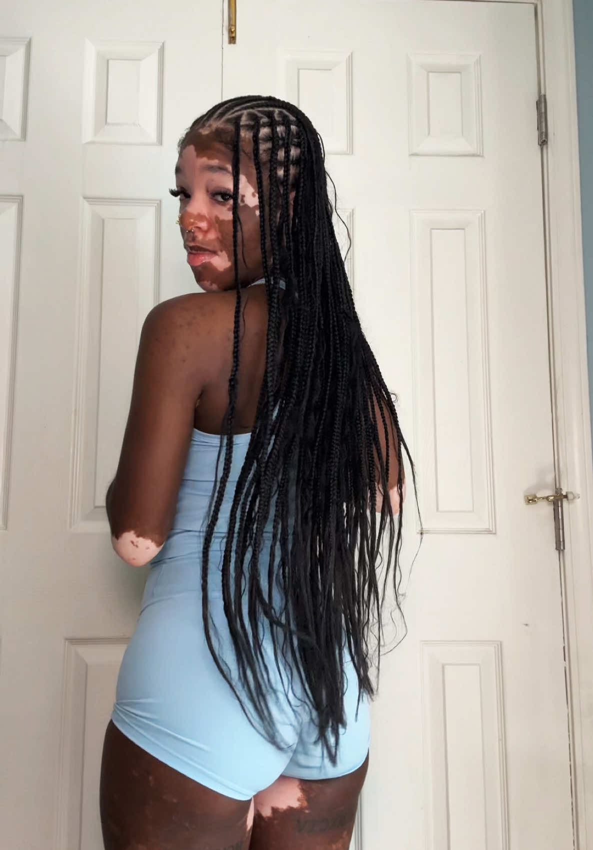 They said serve scalp AND vibes… so I did 💁🏽‍♀️✨ Boho braids stay flowin’, scalp stayin’ clean — this @Esha Girl detox powder is that girl 👏🏽 ✨ No buildup ✨ Soothes itch ✨ Leaves your roots feelin’ FRESH Issa new braid era. Let it breathe 🤎 Hair @janetcollection  XPERT 5X SUPER JUMBO 50